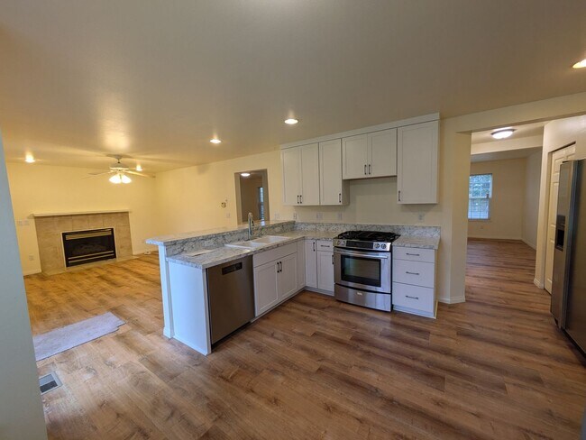 Building Photo - 727 McLeod Rd