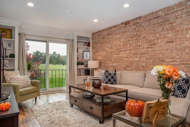 Foto del edificio - 600 W Russell St