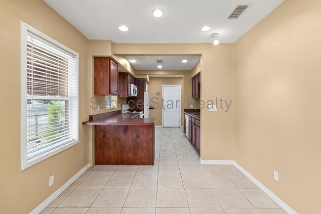 Building Photo - 302 E Weldon Ave