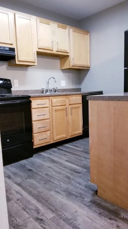 Building Photo - 2323 Shoreland Ave