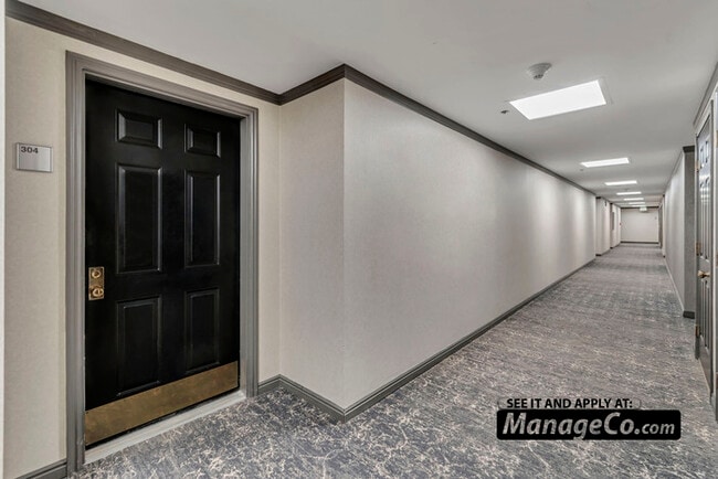Building Photo - Chic 1BR/1.5BA Condo w/ Unbeatable Downtow...
