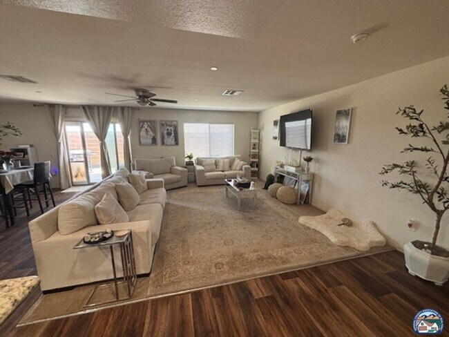 Foto del edificio - 916 Fieldbrook Ct