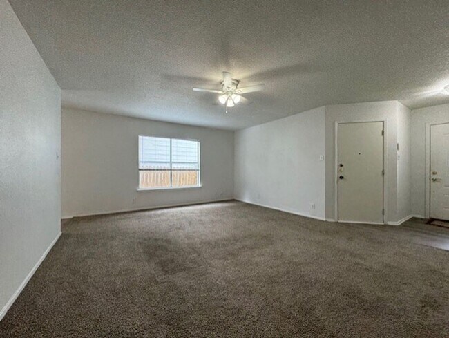 Foto del edificio - Spacious 4 BR/2 bath single story home w/c...