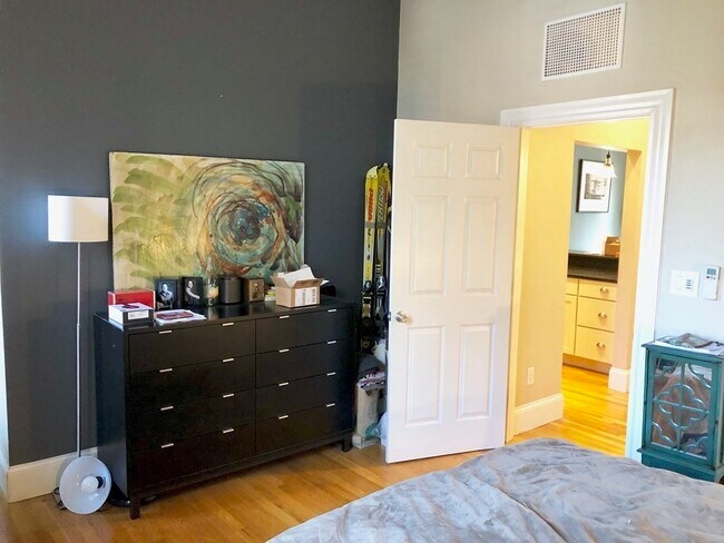 Foto del edificio - 220 W Springfield St