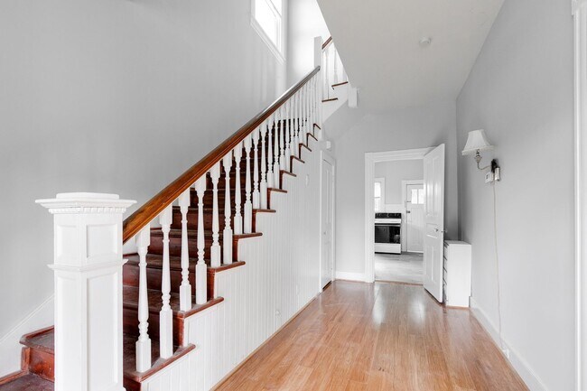 Foto del edificio - Price Drop on Large West End Rental off of...