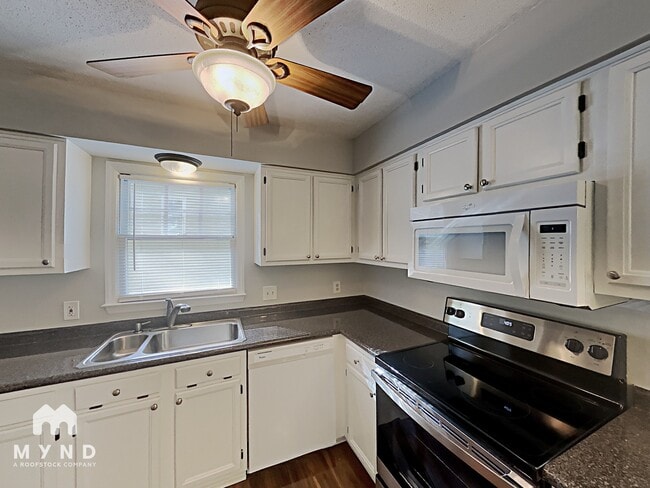 Building Photo - 4513 Aviemore Crescent