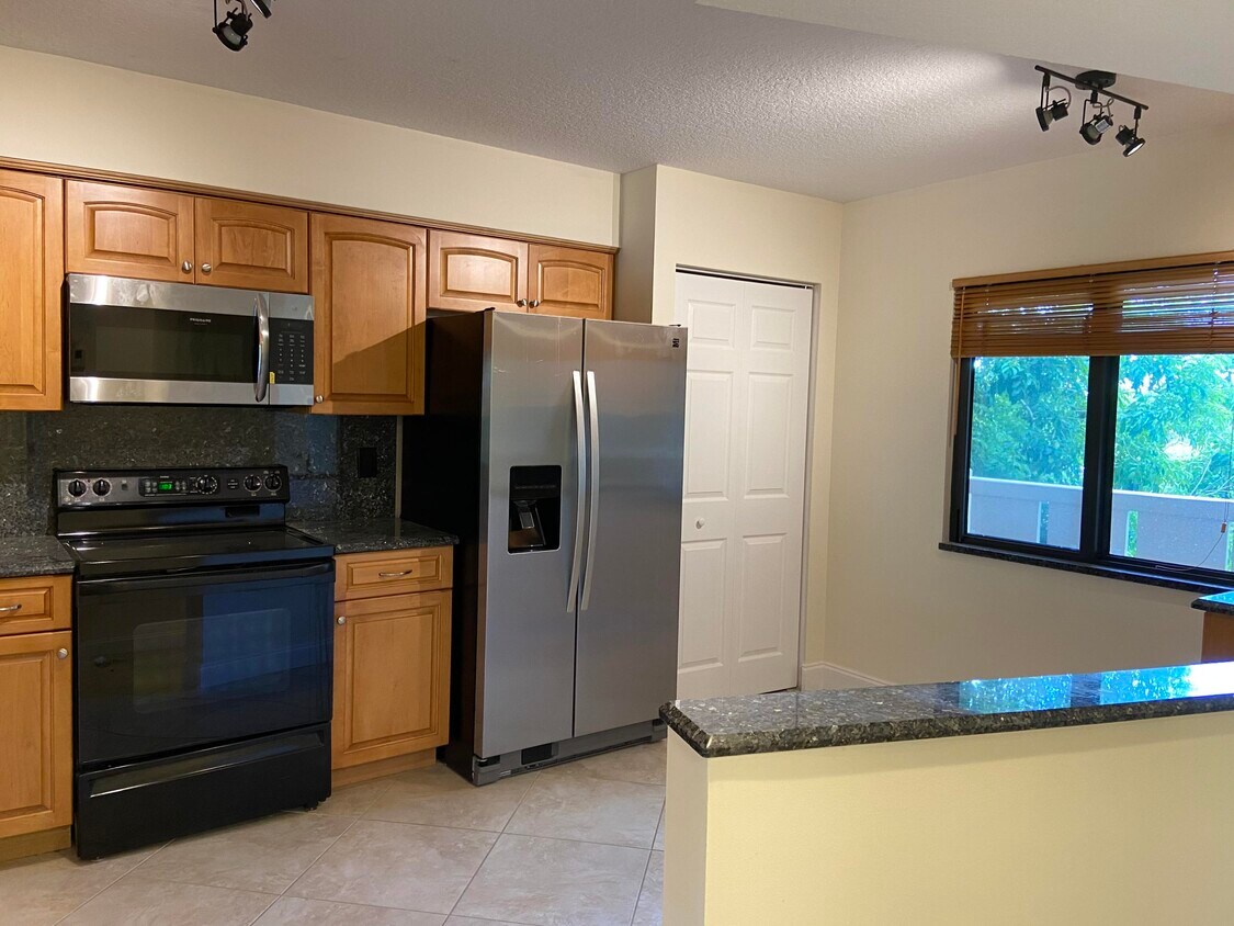 Foto principal - 2206 S Cypress Bend Dr
