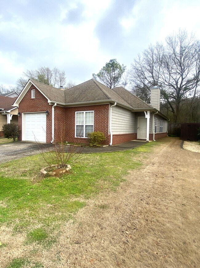 Foto del edificio - 422 Holland Lakes Dr N
