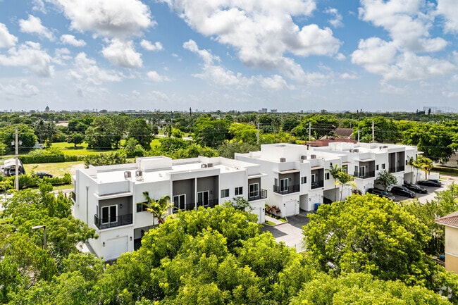 Building Photo - Pearl at Pompano Beach