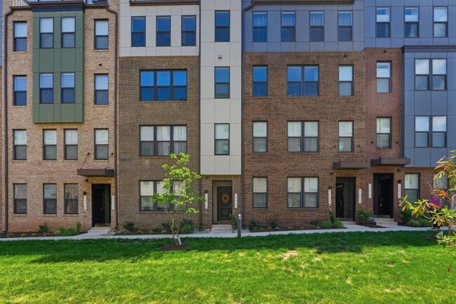Experience upscale living in one of Ashburn’s most desirable communities. - Experience upscale living in one of Ashburn’s most desirable communities. Apartment