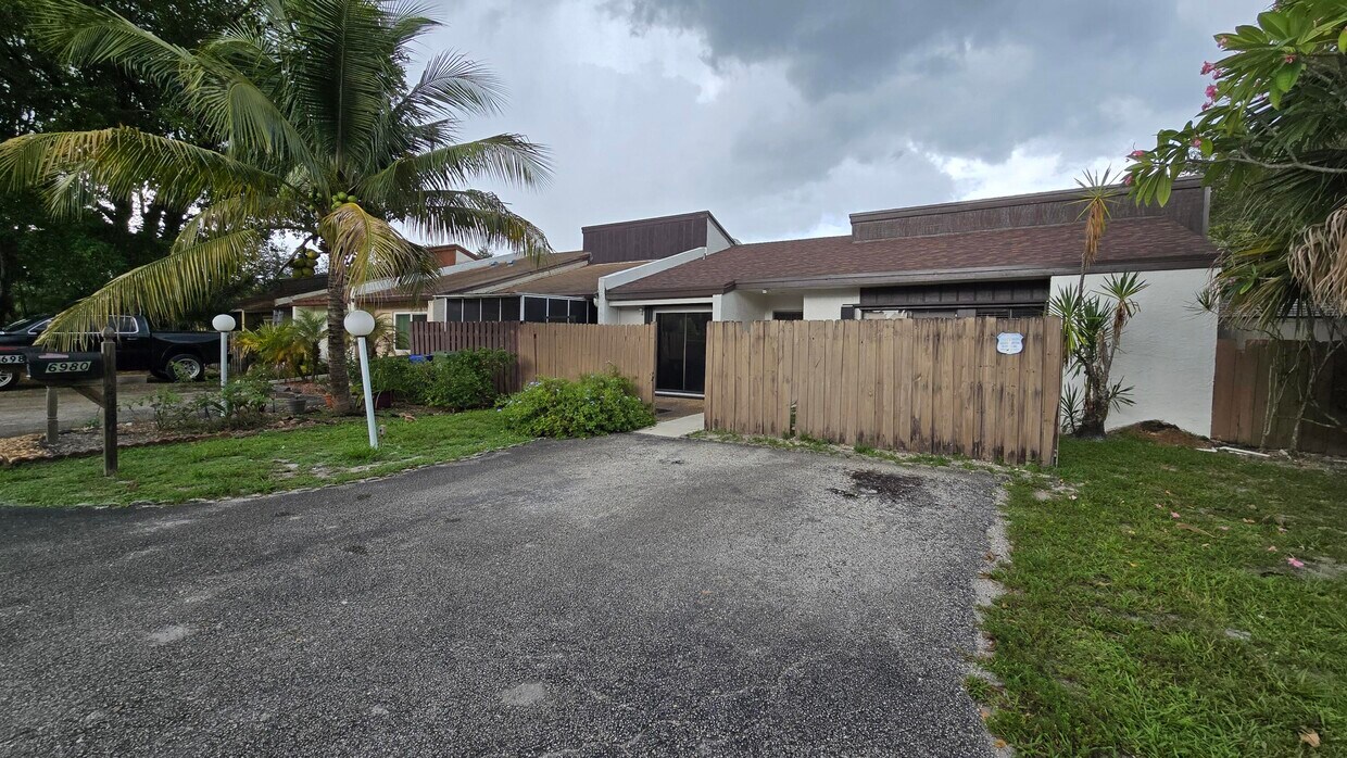 Foto principal - 6980 NW 30th Terrace