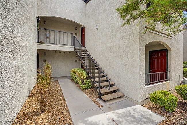 Building Photo - 950 Seven Hills Dr