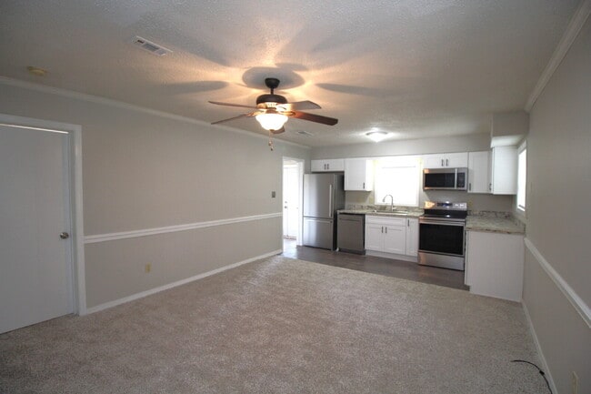 Building Photo - Updated 1-Bedroom Duplex in Bellview – New...