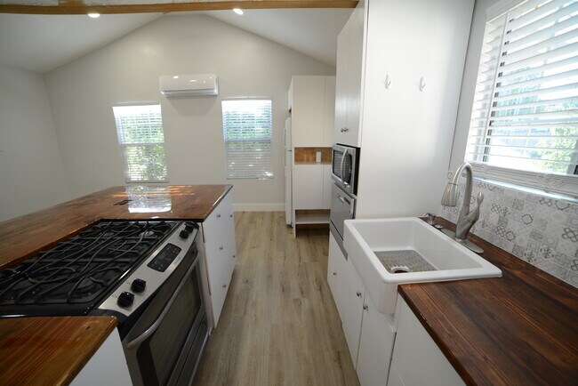 Building Photo - 6638 Encino Ave