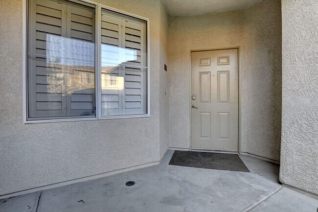 Foto del edificio - UPGRADED & BEAUTIFUL GATED 3 BEDROOM CONDO!