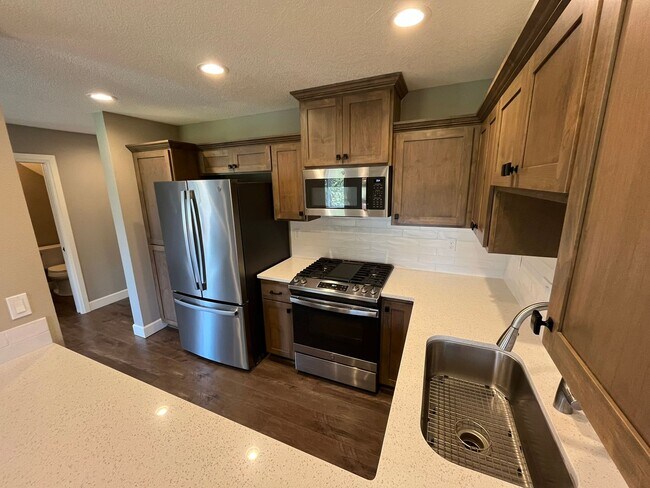 Foto del edificio - Spacious Townhome Style Duplex Unit