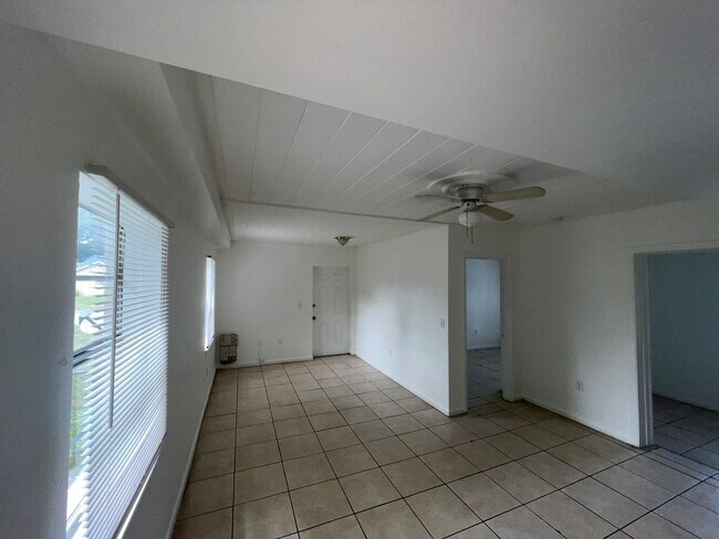Foto del edificio - Nice Corner Lot