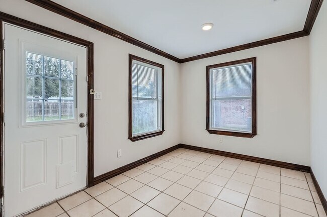 Building Photo - 1406 Buckingham Dr