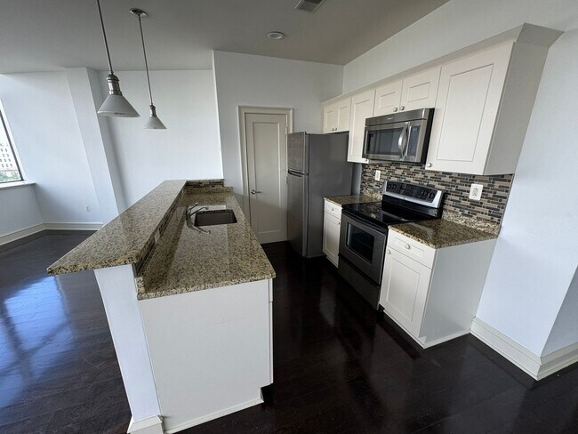 Building Photo - Large 1-bed 1-bath Condo at Metro Club