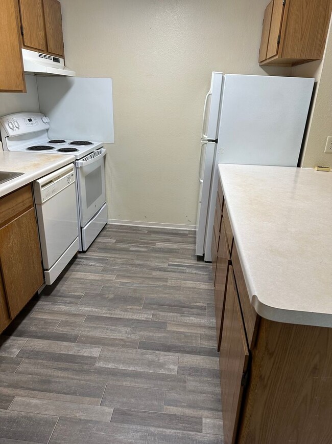 Building Photo - Three Bedroom Apartment Great Location!