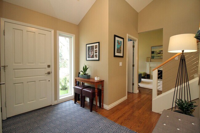 Foto del edificio - Luxuriously Appointed West Hills Tradition...