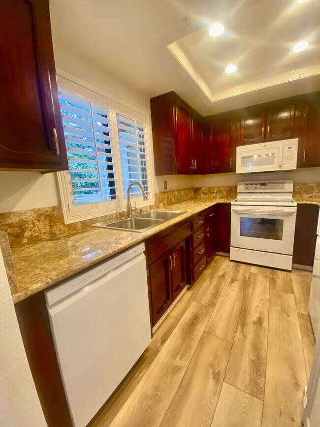 Foto del edificio - Pleasanton Townhouse, 2 Bed 2 Bath Upstairs End Unit, Private Patio, 2 parking spots, Close to do...