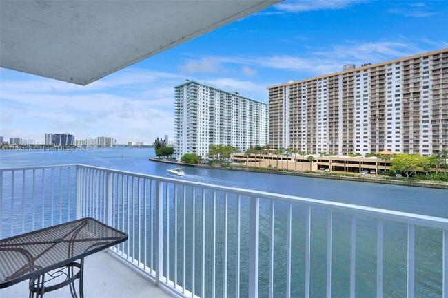 Foto del edificio - 4000 NE 169th St