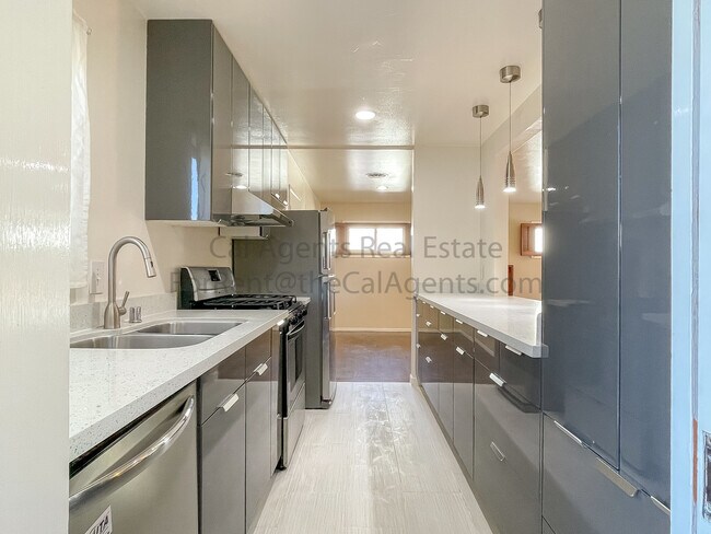 Building Photo - 140 Dahlia Dr