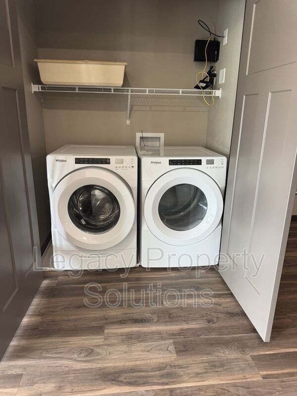 Foto del edificio - 220 E Greenfield Ln