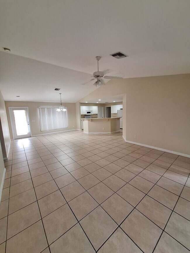 Foto del edificio - Single Family Home 3/2 , 2 car garage RECE...