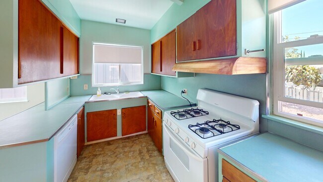 Foto del edificio - 3 Bed, 2 Bathroom home with large enclosed...