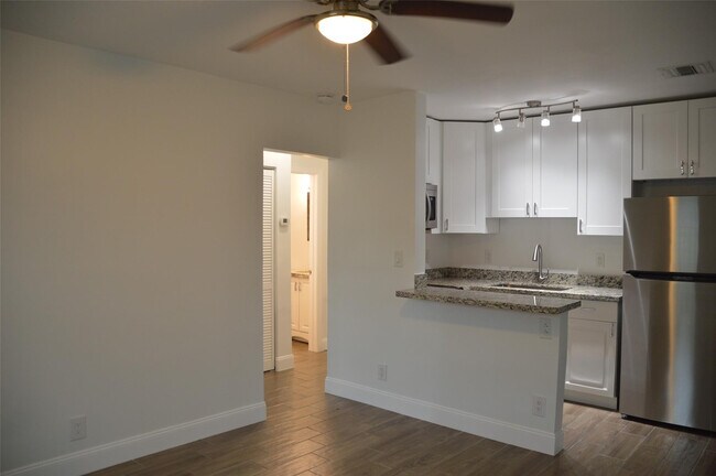 Foto del edificio - 823 NE 14th Ct