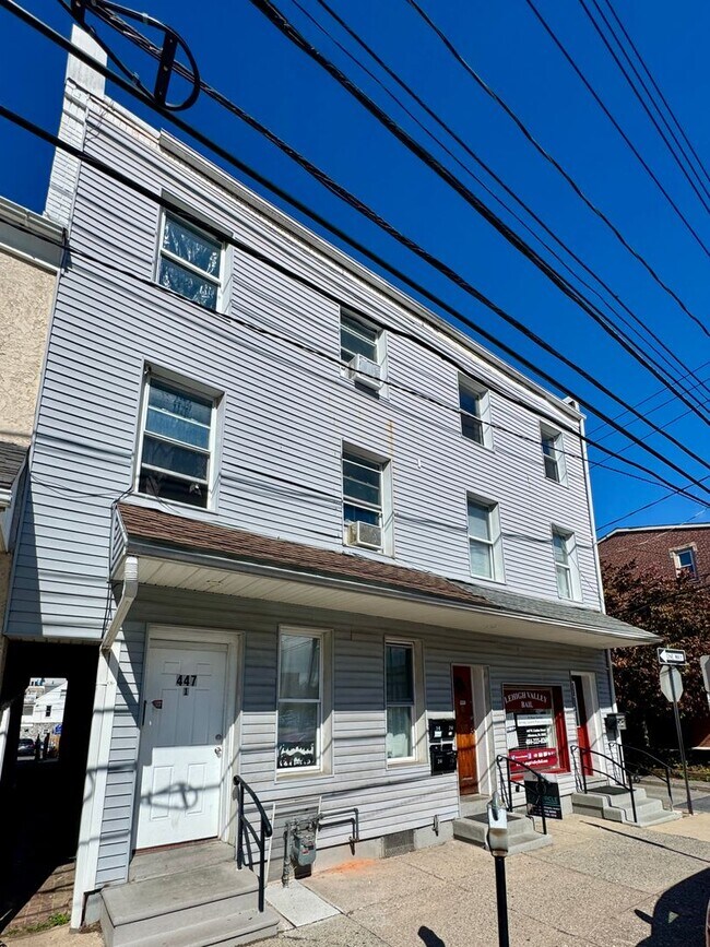 Building Photo - 445-447 Linden St