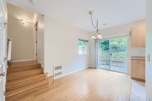 Building Photo - 3bed/2.5 End Townhome Unit with Attached Garage in Renton!