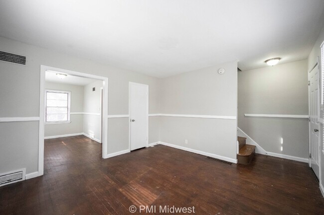 Building Photo - Charming 2 Bedroom Duplex with Spacious La...