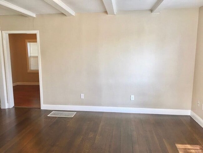 Building Photo - 2 Bed, 1 Bath Duplex Unit with Garage in P...