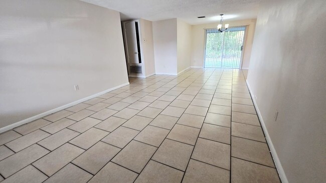 Building Photo - 2906 Cedaridge Dr
