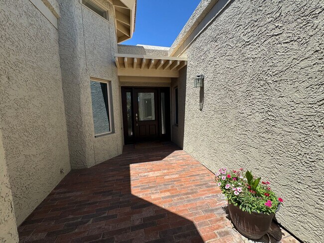 Foto del edificio - Cameldale Gated Community