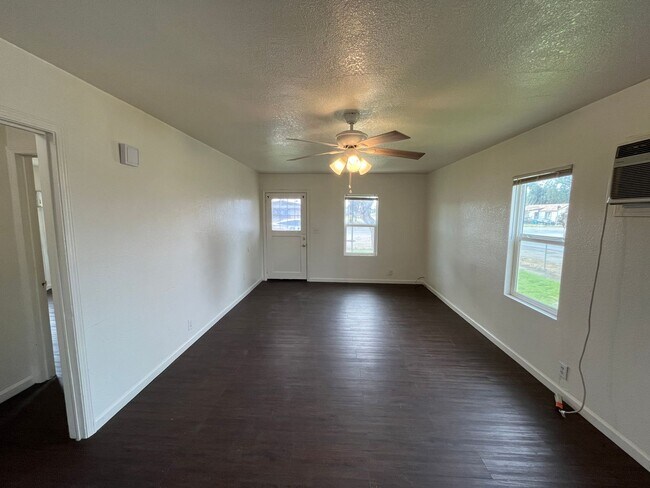 Building Photo - Lovely Home Available Now!