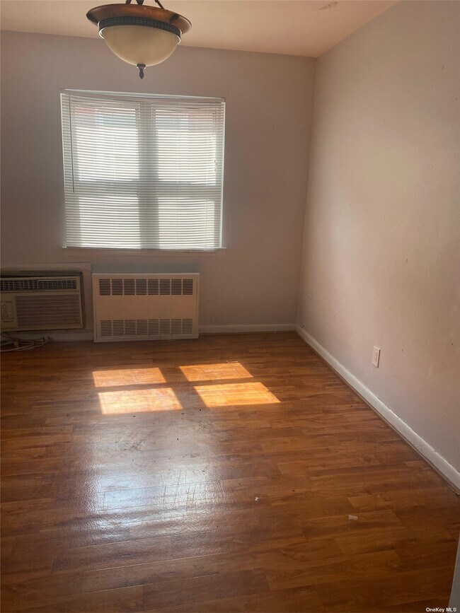 Foto del edificio - 62-14 69th Ln