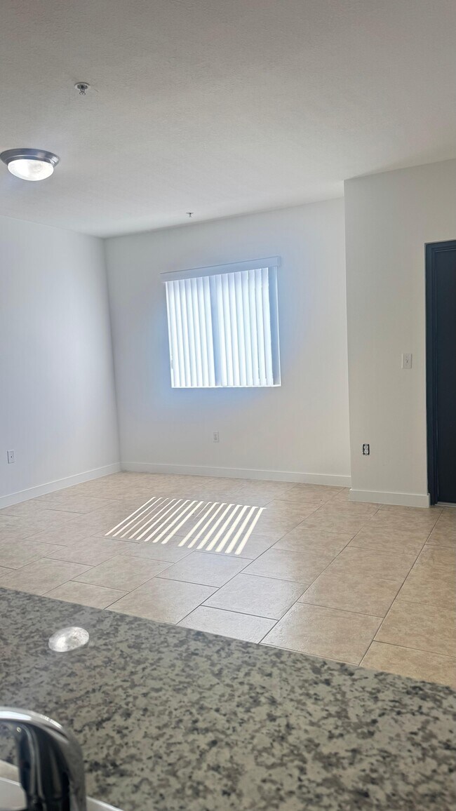 Foto del edificio - 7845 W 5th Ct