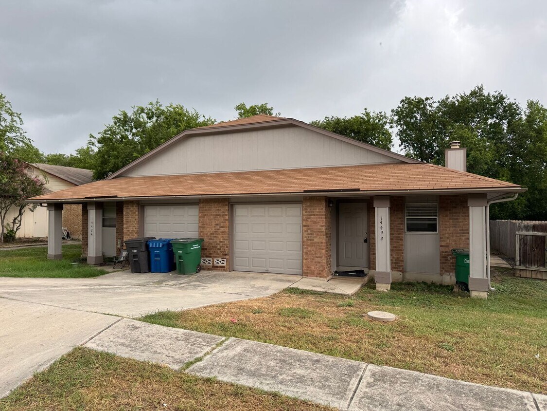 Foto principal - UPDATED 3 BEDROOM 2 BATH DUPLEX IN NEISD