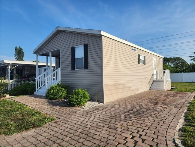 Building Photo - 445 Avanti Way Blvd