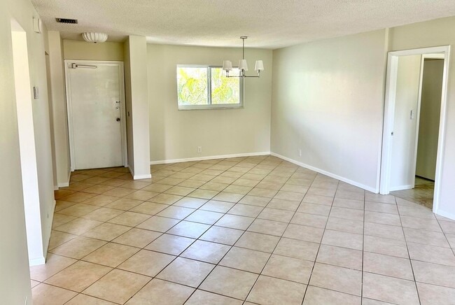 Building Photo - 421 S Lakeside Dr
