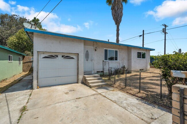 Foto del edificio - Beautifully Renovated 3 Bedroom Home with Large Yard & Garage!
