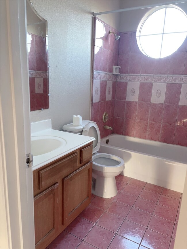 Foto del edificio - 6131 E Houston Rd