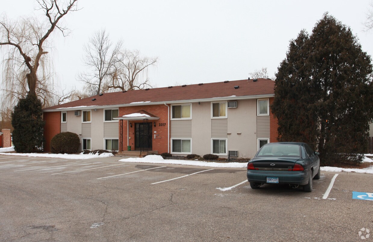 Building Photo - 3317 Douglas Dr N