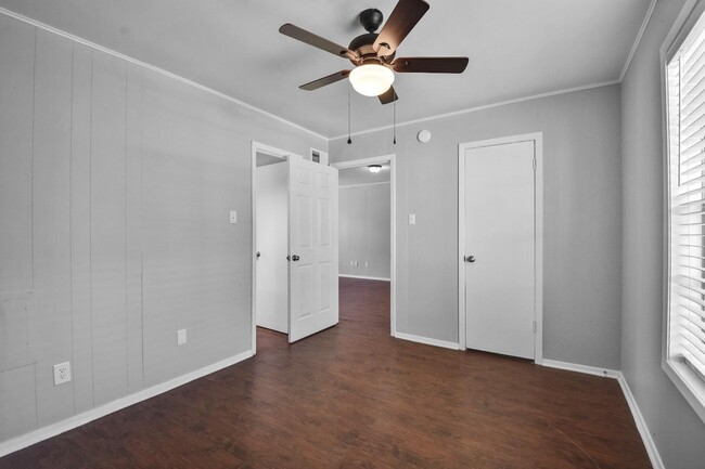 Building Photo - 1510 Broadmoor Dr
