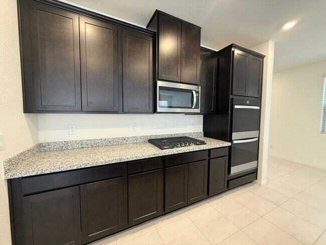 Foto del edificio - Modern Brand New Summerlin Home with 5 Bedrooms, Loft & Upgraded Finishes