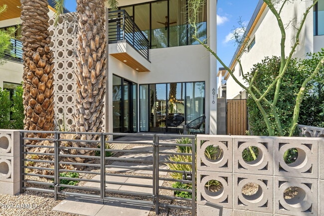 Foto del edificio - 6916 E 2nd St